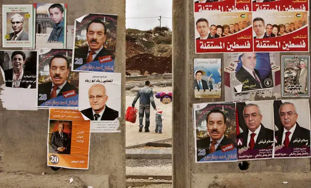 فلسطینی الیکشنز کے دوران لگنے والے امیدواروں کے پوسٹرز