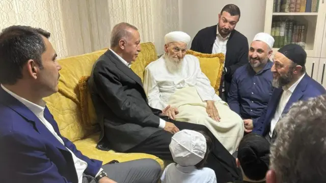 Cumhurbaşkanı Recep Tayyip Erdoğan Hasan Kılıç'ı seçimden bir gün önce, 30 Mart'ta ziyaret etmişti.