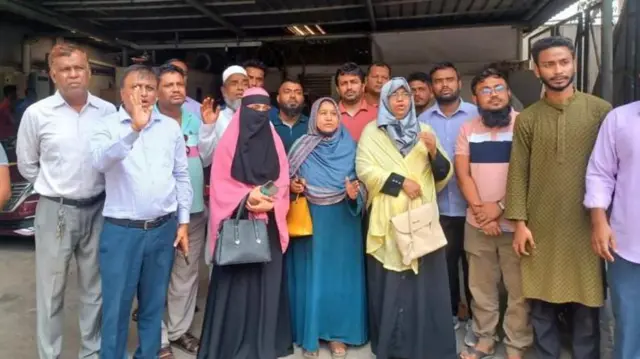 স্বজনদের খোঁজ নিতে চট্টগ্রামে জাহাজের মালিকানা প্রতিষ্ঠানের কার্যালয়ের সামনে ভিড় করছেন জিম্মি নাবিকদের পরিবারের সদস্যরা 