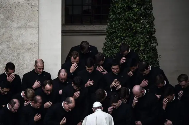 Papa junto a sacerdotes en medio del Covid-19