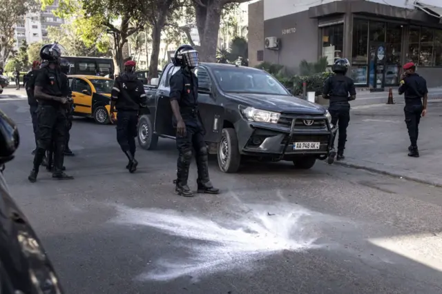 Des policiers bloquent les routes menant à l'Assemblée nationale à Dakar, le 5 février 2024.