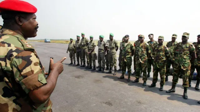 Ọga ologun to n ba awọn ologun sọrọ.