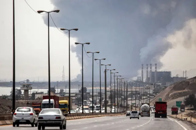 تصویری از بندر و دود ناشی از انفجار