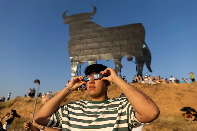 Un joven observa el eclipse desde Guadalajara, España.