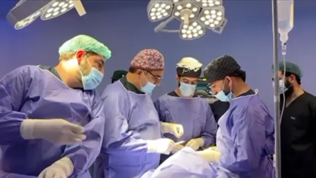 په ترکیه کې مېشت افغان روغتیاپال عبدالغفار غیور وایې په پنځو پړاوونو کې شاوخوا ۹۰۰ ماشومان، چې پرې شونډې او تالو روغتیایې ستونزې لرل عملیات کړي دي.