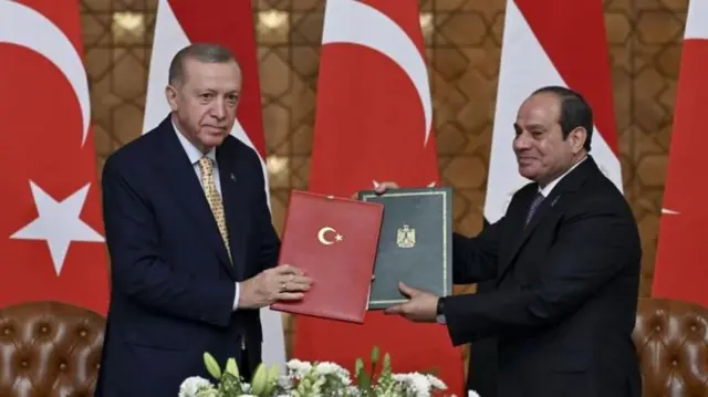 Cumhurbaşkanı Erdoğan ve Sisi'nin Kahire'de anlaşma imzaladığı andan bir fotoğraf.