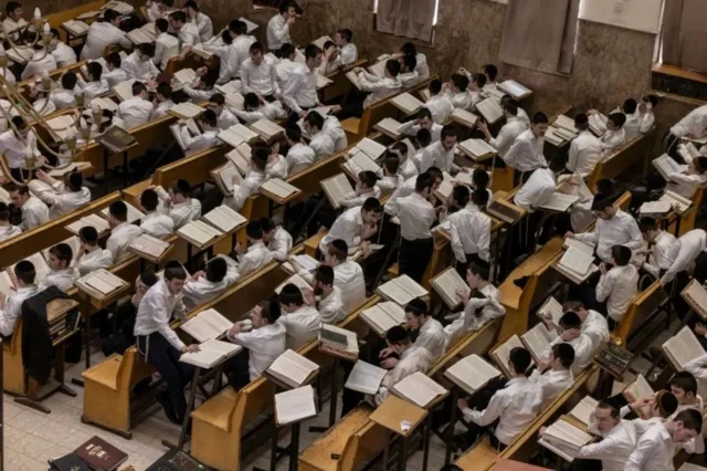 Hommes haredim en train d'étudier