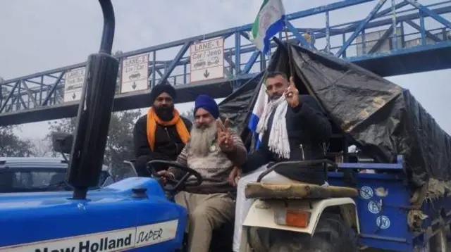 आन्दोलनमा सहभागी हुन गाडी लिएर हिँडेका किसानहरू 