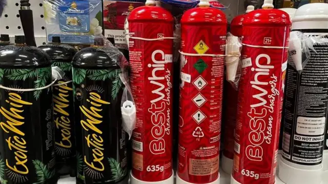 Limenke azot-suboksida sa aromama u prodavnici duvanskih proizvoda blizu