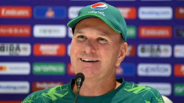 পাকিস্তানের হেড কোচ গ্রান্ট ব্র্যাডবার্ন ইডেনের সাংবাদিক সম্মেলনে