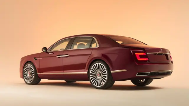 با وجود تغییراتی که طراحان در پکارد داده‌اند بخش عقب ماشین هنوز به بنتلی شبیه است