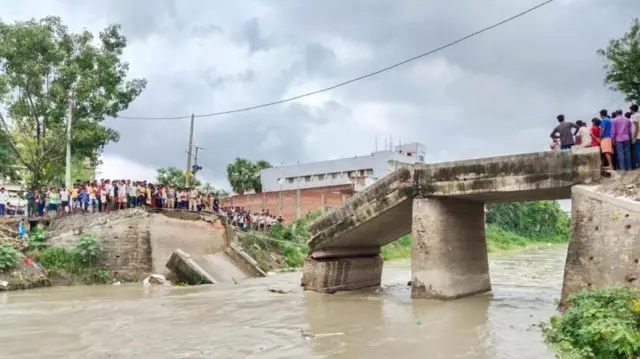 కూలిన బ్రిడ్జి 