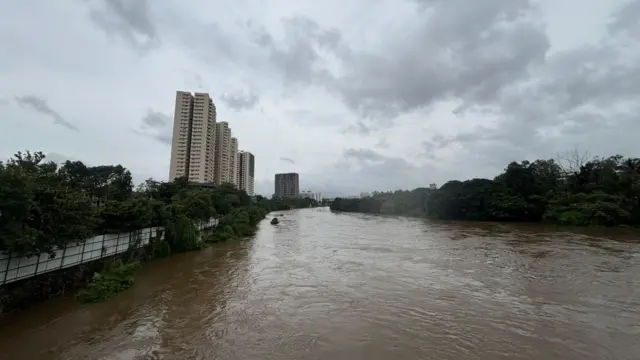 पुण्यातील म्हात्रे पुलाजवळचा फोटो