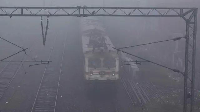 कोहरे का सबसे ज़्यादा असर उत्तर भारत से जुड़ी ट्रेनों पर पड़ता है.