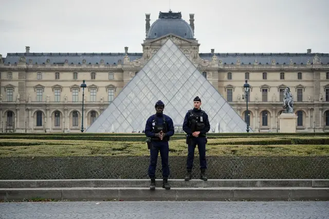 Policiais montam guarda do lado de fora do Museu do Louvre, em Paris, França