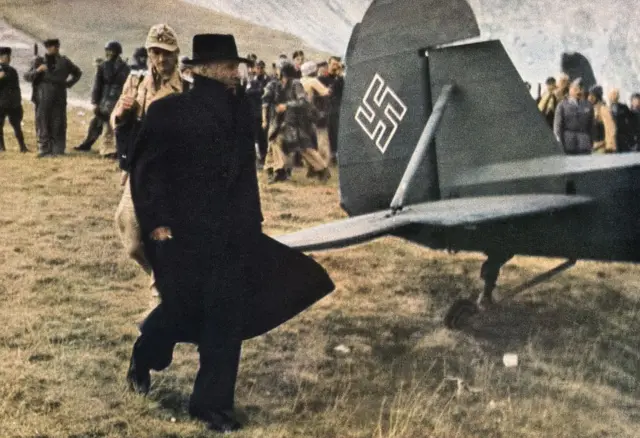 Mussolini, junto a un avión alemán tras ser rescatado.