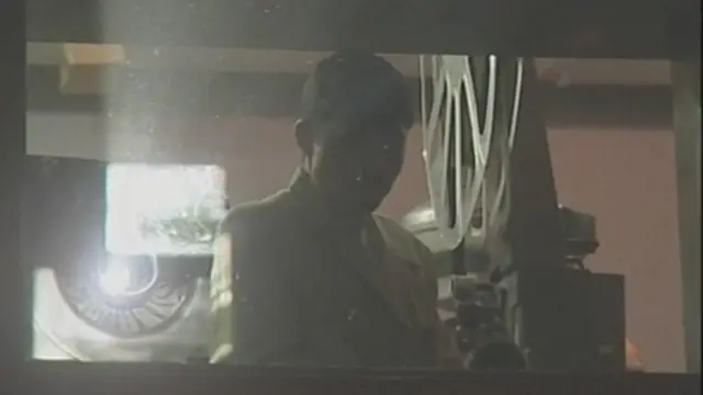 یکی از کارمندان سینمای آریانا در کنار پروجکتور نمایش فلم