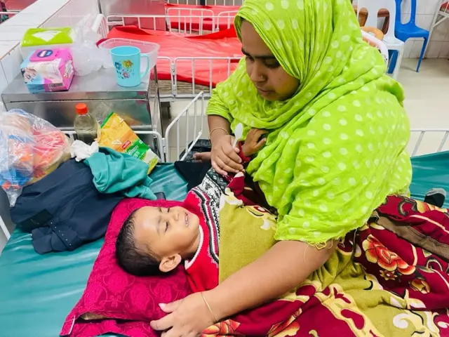 ডায়রিয়া আক্রান্ত শিশুকে খাবার স্যালাইন খাওয়ানোর চেষ্টা করছেন মা