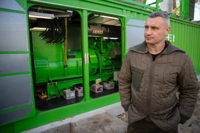 Віталій Кличко стоїть біля когенераційної установки