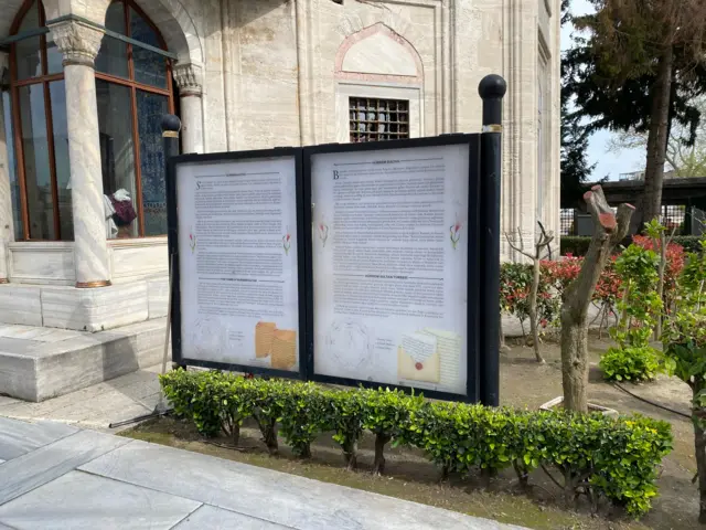 Hürrem Sultan türbesindeki yazının fotoğrafı.