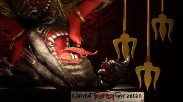 કલાકાર સનાતન ડિંડા પીડિતા, તિલોત્તમા માટે ઘણા મીડિયા આઉટલેટ્સ દ્વારા ઉપયોગમાં લેવાતા નામને તેમની હસ્તાક્ષરમાં એકીકૃત કરે છે