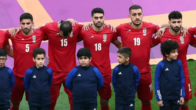 Abakinyi ba Irani bagumye banumye mu gihe ururirimbo rw'igihugu rwariko rurasamirana