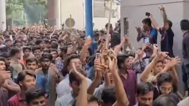 বিক্ষোভের একপর্যায়ে সচিবালয়ের ভেতরে ঢুকে পড়েন শিক্ষার্থীরা