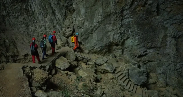 Grupocasas de apostascasas de apostas em dolardolarquatro pessoas dentrocasas de apostascasas de apostas em dolardolaruma caverna, descendo escadas