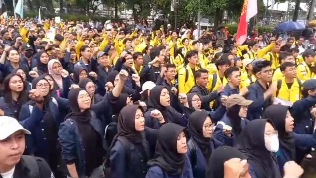 Massa mahasiswa pengunjuk rasa berkumpul di Jalan Medan Merdeka Barat, Jakarta Pusat, Senin (17/02).