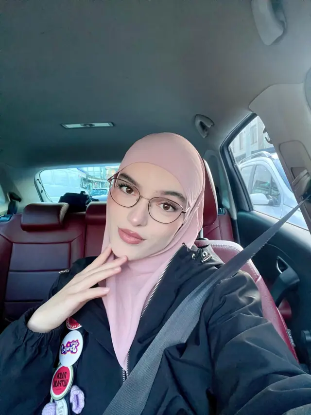 Devojka sa maramom na glavi u automobilu