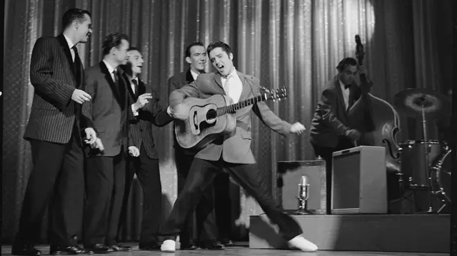 Elvis Presley durante su presentación en el Show de Ed Sullivan en 1957