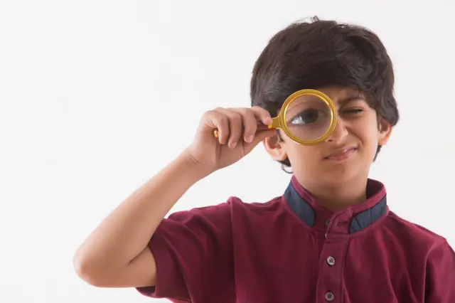 लहान मुलगा डोळ्यांची तपासणी सुरू असताना