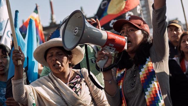 Milagros Lamas hablando por altoparlante durante la marcha en Buenos Aires, 1 agosto 2023