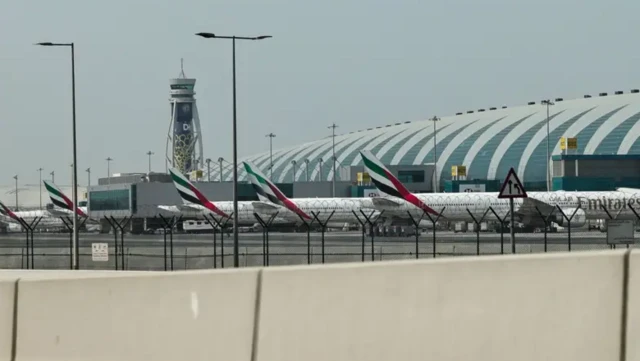 محوطه یک فرودگاه که هواپیما روی باند دیده می‌شوند