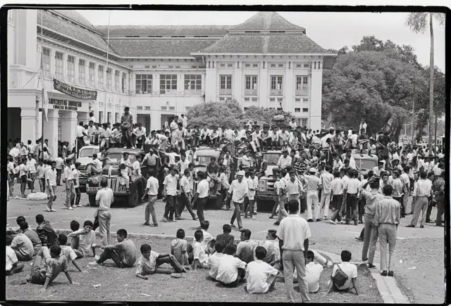 Para anggota Kesatuan Aksi Mahasiswa Indonesia (KAMI) berkumpul di depan Universitas Indonesia, Jakarta, 2 Maret 1966. 