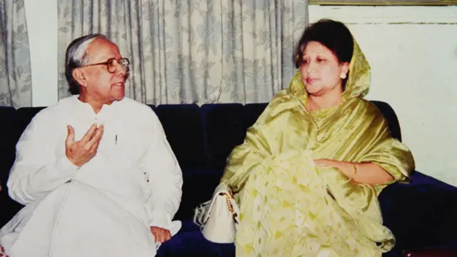 ২০০২ সালের দোসরা মার্চে নয়াদিল্লিতে বাংলাদেশের প্রধানমন্ত্রী খালেদা জিয়ার সাথে পশ্চিমবঙ্গের মুখ্যমন্ত্রী জ্যোতি বসু।