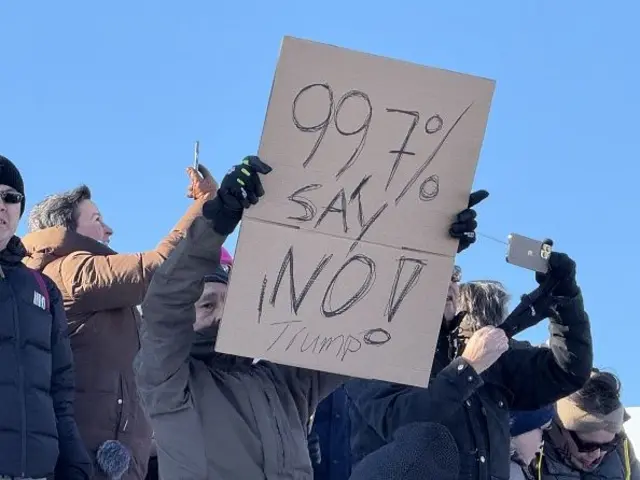 د تازه نظرپوښتنو له مخې، نژدې ۸۰٪ د ګرينلېنډ خلک له ډنمارک خپلواکي غواړي، خو د جنورۍ یوې بلې سروې وښوده، چې تر دې هم زیات شمېر له امریکا سره د یوځای کېدو مخالف دي.