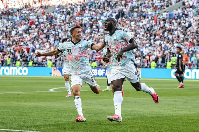 Remelou Lukako celebra el gol frente a la hinchada.