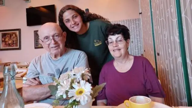 Azadlığa çıxan Nurit Cooper (sağda) 79 yaşı var