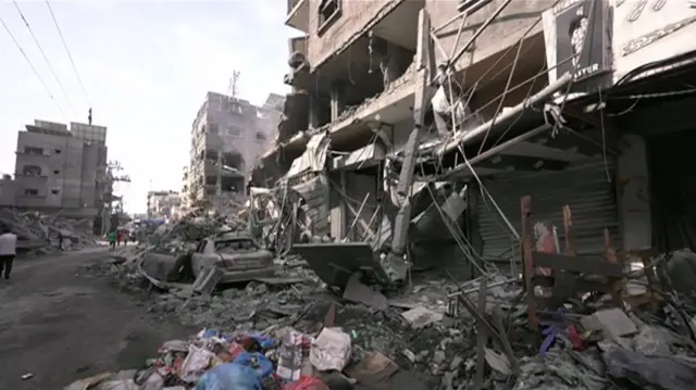 دمر القصف مبان في جباليا