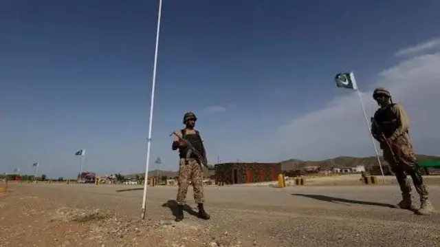 දේශසීමාව අසල මුරපොලක් අසල සිටින පකිස්ථාන හමුදා සෙබළුන් දෙදෙනක්