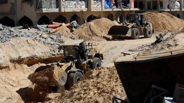 حماس می‌گوید که بسته شدن این گذرگاه بین غزه و مصر، ورود تجهیزات لازم برای یافتن اجساد زیر آوار را متوقف می‌کند