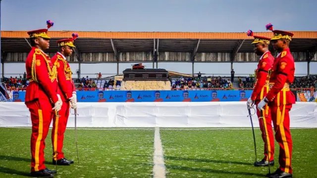 Guards stand to honour di late Ondo state govnor Rotimi Akeredolu