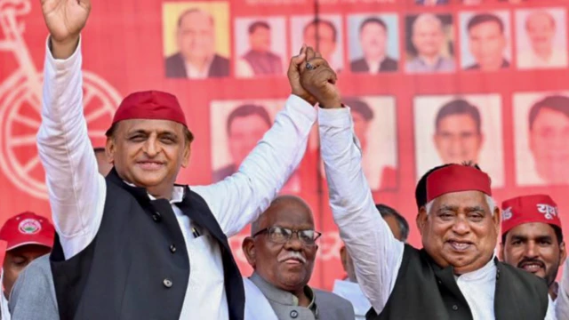 अखिलेश यादव आणि अवधेश प्रसाद 