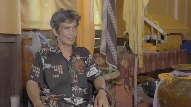 Gandhie, orang Dayak penganut agama Kaharingan di Kalimantan Tengah. Dari sembilan saudara kandung, tujuh orang memutuskan pindah agama ke Islam dan Kristen. 