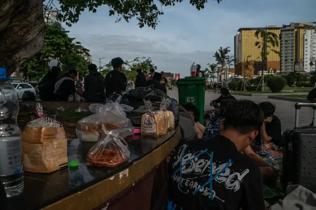 Diperkirakan ada 2.000 WNI yang tertahan di KBRI Kamboja setelah otoritas setempat melakukan operasi razia bisnis penipuan daring. WNI tersebut menunggu kepulangan ke Indonesia.