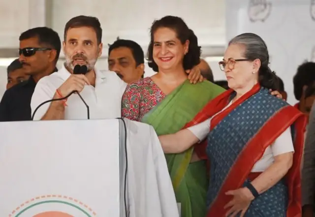 રાહુલ ગાંધી, પ્રિયંકા ગાંધી અને સોનિયા ગાંધી 