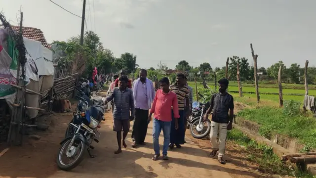 దుర్గం బాపును తామే విడిపించామని గ్రామస్థులు చెప్పారు.