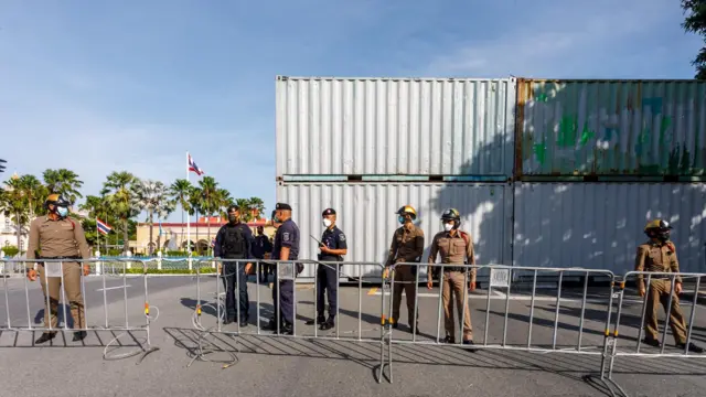 ตู้คอนเทนเนอร์นับ 10 ตู้ถูกนำมาเรียงกีดขวางถนนที่มุ่งหน้าสู่ทำเนียบฯ