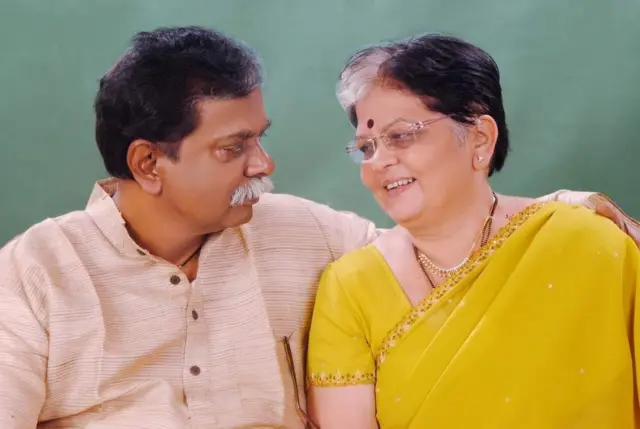 सुनंदा अमरापूरकर या त्यांच्या अगदी बालपणापासूनच्या मैत्रिण. नाटकातूनच त्यांचं सूत जुळत गेलं आणि त्यांनी या बालमैत्रिणीशीच लग्न केलं.